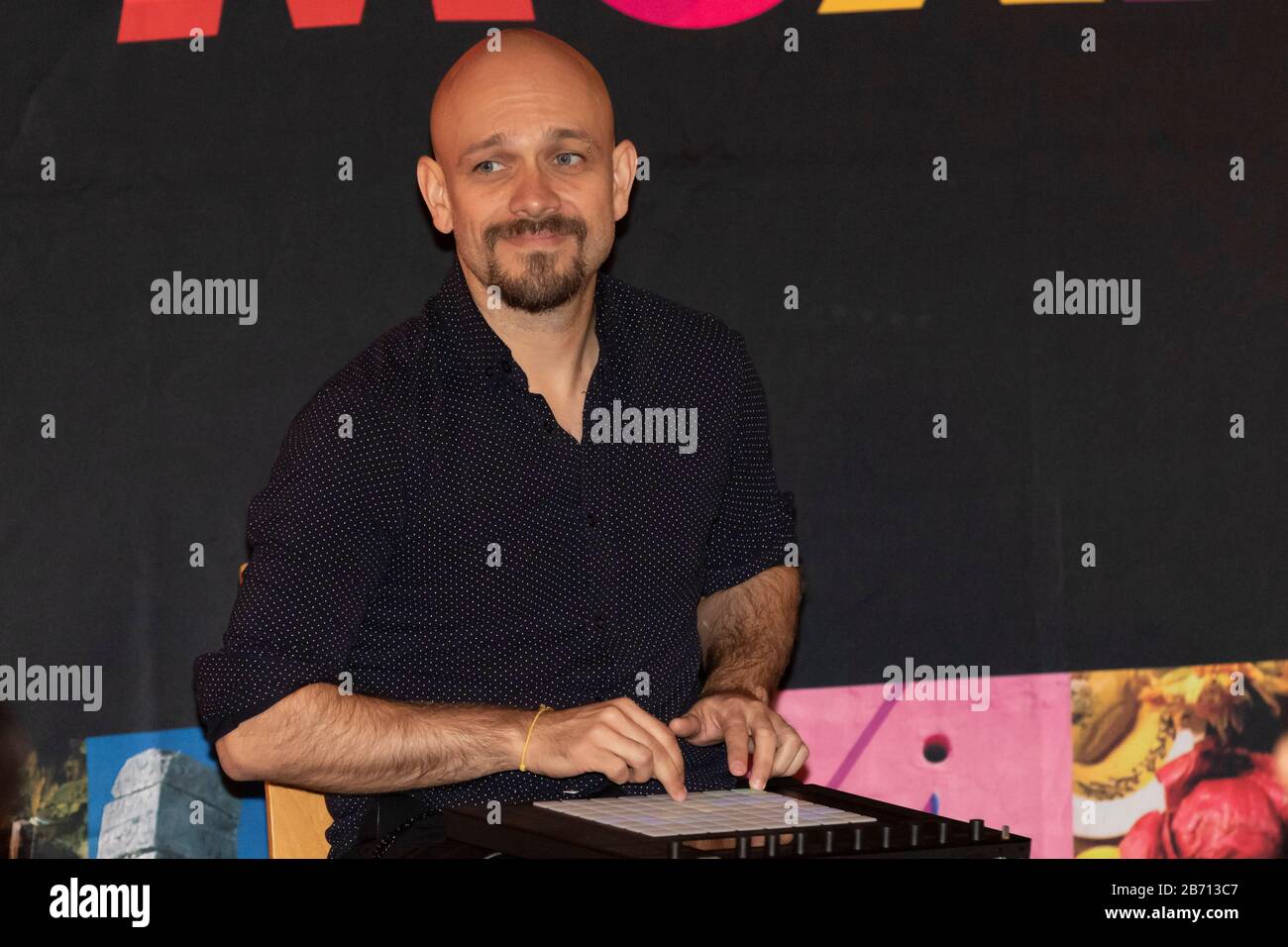 12 marzo 2020, Tokyo, Giappone: Servando Yanez un membro della band pop messicana Playa Limbo si esibisce durante un evento speciale presso l'Ambasciata del Messico a Tokyo. Playa Limbo è in Giappone come parte del suo programma internazionale Tour Universo Amor, dopo essere stato eseguito in Thailandia e Australia. La band pop messicana ha riprogrammato la sua agenda in Giappone dopo che il governo giapponese ha chiamato a rinviare o annullare grandi eventi sportivi e culturali nel mese di marzo a causa del nuovo focolaio di coronavirus (COVID-19) nel paese. (Credit Image: © Rodrigo Reyes Marin/Zuma Wire) Foto Stock