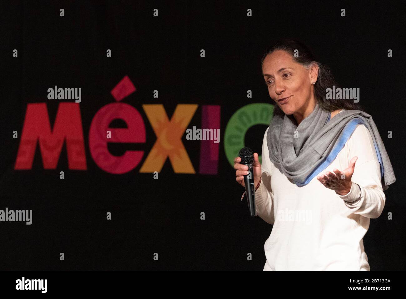 12 marzo 2020, Tokyo, Giappone: Melba Pia Ambasciatore del Messico in Giappone ha tenuto un discorso prima di iniziare un evento speciale della band pop Playa Limbo presso l'Ambasciata del Messico a Tokyo. Playa Limbo è in Giappone come parte del suo programma internazionale Tour Universo Amor, dopo essere stato eseguito in Thailandia e Australia. La band pop messicana ha riprogrammato la sua agenda in Giappone dopo che il governo giapponese ha chiamato a rinviare o annullare grandi eventi sportivi e culturali nel mese di marzo a causa del nuovo focolaio di coronavirus (COVID-19) nel paese. (Credit Image: © Rodrigo Reyes Marin/Zuma Wire) Foto Stock