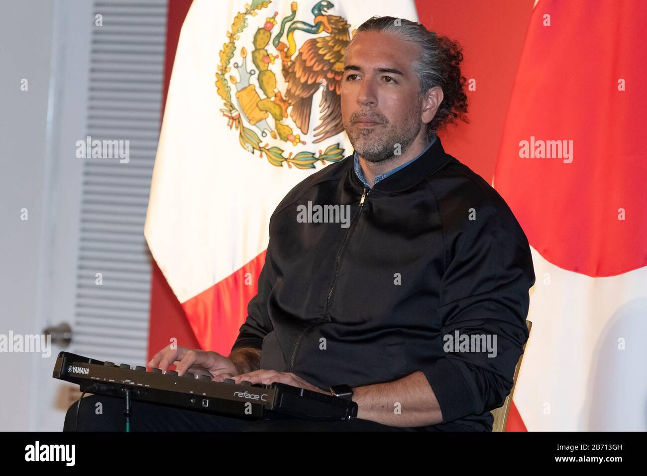 12 marzo 2020, Tokyo, Giappone: Jorge Corrales un membro della band pop messicana Playa Limbo si esibisce durante un evento speciale presso l'Ambasciata del Messico a Tokyo. Playa Limbo è in Giappone come parte del suo programma internazionale Tour Universo Amor, dopo essere stato eseguito in Thailandia e Australia. La band pop messicana ha riprogrammato la sua agenda in Giappone dopo che il governo giapponese ha chiamato a rinviare o annullare grandi eventi sportivi e culturali nel mese di marzo a causa del nuovo focolaio di coronavirus (COVID-19) nel paese. (Credit Image: © Rodrigo Reyes Marin/Zuma Wire) Foto Stock