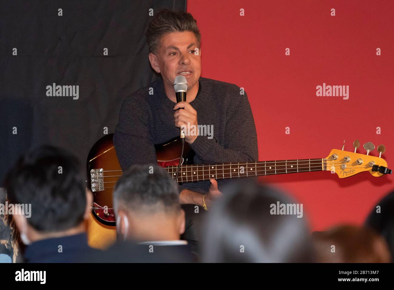 12 marzo 2020, Tokyo, Giappone: Angel Bailo un membro della band pop messicana Playa Limbo parla durante un evento speciale presso l'Ambasciata del Messico a Tokyo. Playa Limbo è in Giappone come parte del suo programma internazionale Tour Universo Amor, dopo essere stato eseguito in Thailandia e Australia. La band pop messicana ha riprogrammato la sua agenda in Giappone dopo che il governo giapponese ha chiamato a rinviare o annullare grandi eventi sportivi e culturali nel mese di marzo a causa del nuovo focolaio di coronavirus (COVID-19) nel paese. (Credit Image: © Rodrigo Reyes Marin/Zuma Wire) Foto Stock