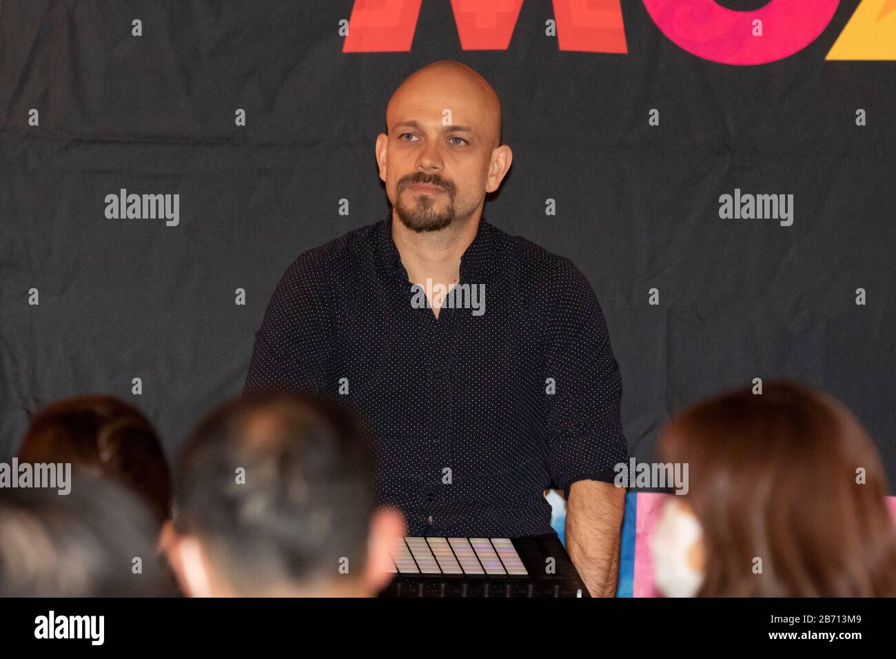 12 marzo 2020, Tokyo, Giappone: Servando Yanez un membro della band pop messicana Playa Limbo partecipa ad un evento speciale presso l'Ambasciata del Messico a Tokyo. Playa Limbo è in Giappone come parte del suo programma internazionale Tour Universo Amor, dopo essere stato eseguito in Thailandia e Australia. La band pop messicana ha riprogrammato la sua agenda in Giappone dopo che il governo giapponese ha chiamato a rinviare o annullare grandi eventi sportivi e culturali nel mese di marzo a causa del nuovo focolaio di coronavirus (COVID-19) nel paese. (Credit Image: © Rodrigo Reyes Marin/Zuma Wire) Foto Stock