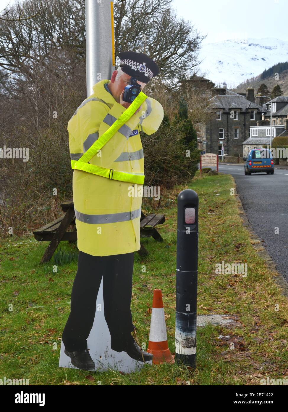 Un taglio di cartone di un poliziotto del traffico nel villaggio di St. Fillans, Scozia, Regno Unito, eretto in uno sforzo per spaventare gli automobilisti di velocità. Foto Stock