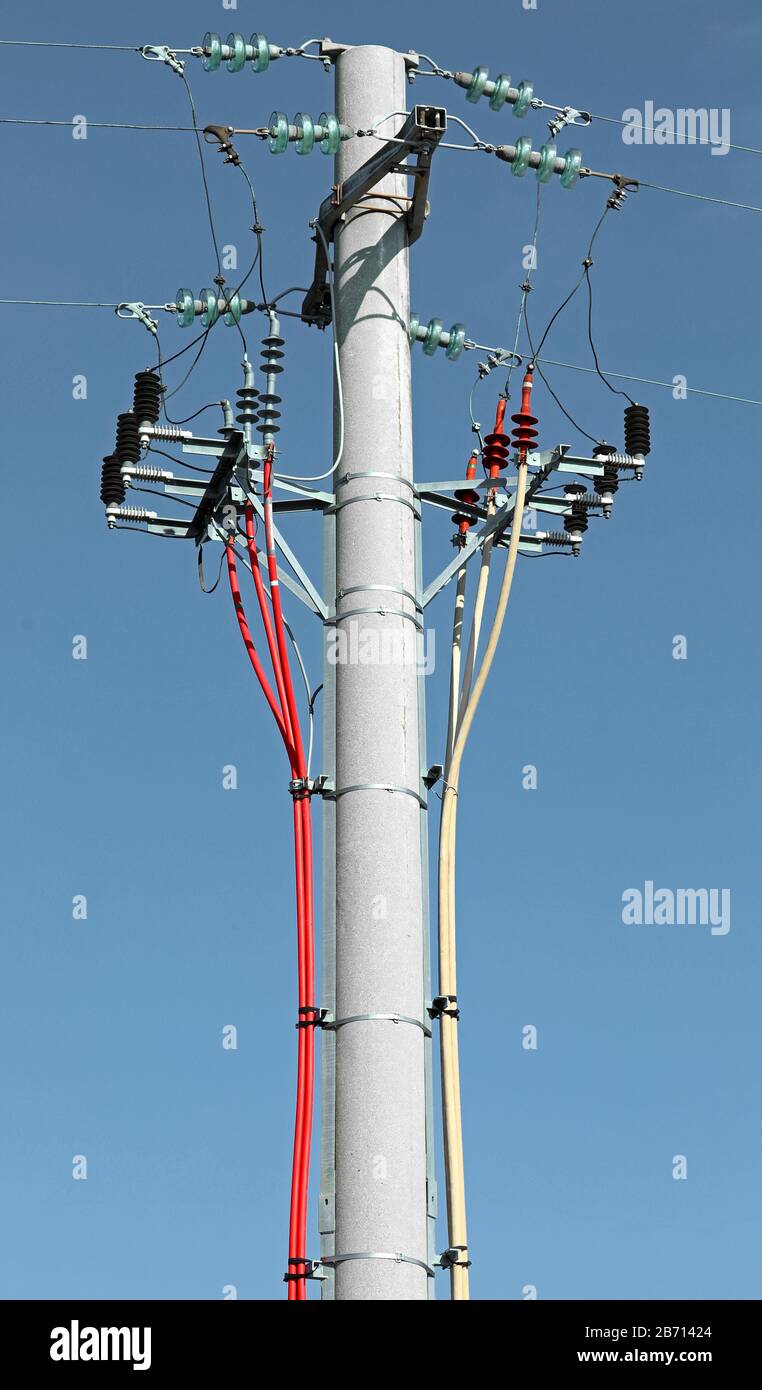 palo con sezionatore elettrico per lavori su cavi elettrici ad alta tensione Foto Stock