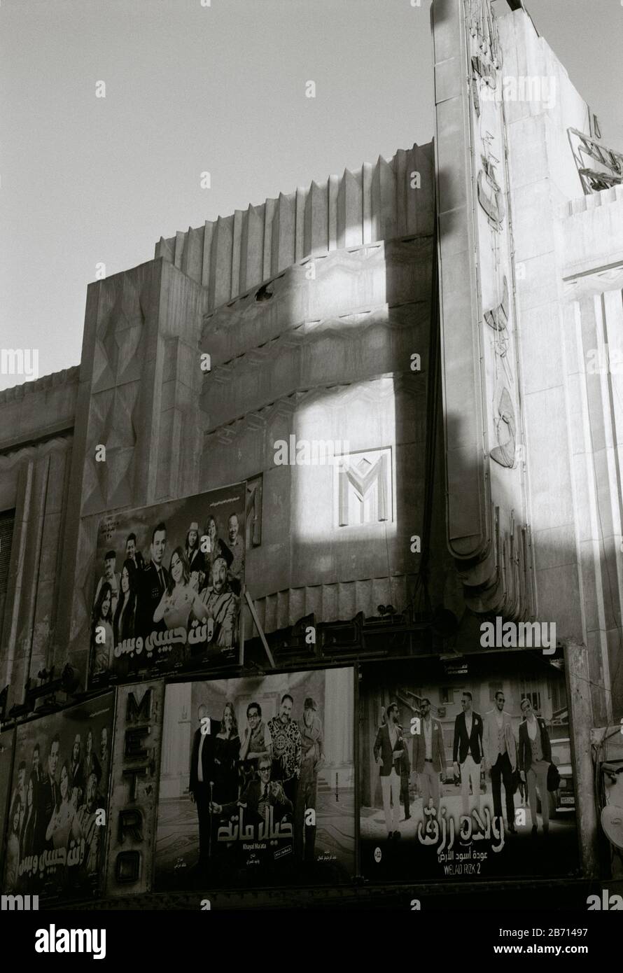 Fotografia in bianco e nero - bella architettura moderna di Metro Cinema nel centro del Cairo in Egitto in Nord Africa modernità Medio Oriente Foto Stock