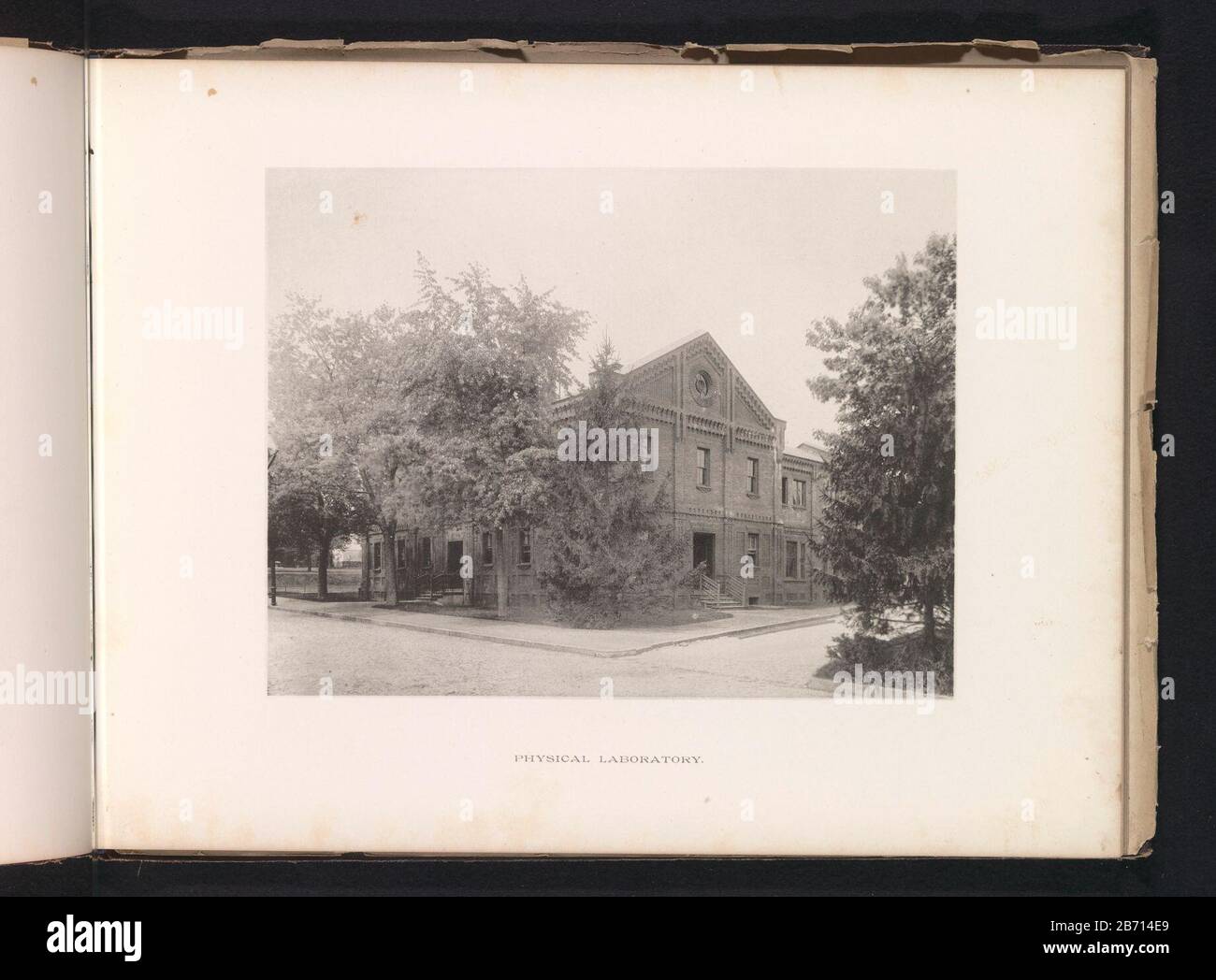 Laboratorium voor Metrologie van de United States Naval Academy te Annapolis Physical Laboratory (titel op Object) Metrology Laboratory of the United States Naval Academy in Annapolis Physical Laboratory (title Object) Property Type: Photo page Item number: RP-F 2001-7-1060-17 Manufacturer : Photographer: E. H. Hartclicchémaker: The Photo-engra co Plats manufacture: Photographer: Photographer: United States Naval Academicichémaker: New York Data: 1885 circa - o 1890 Materiale: Carta Tecnica: Misure di pressione leggera: Stampato: H 177 mm × W 231 mm Oggetto: Laboratorio, sala di ricerca academ militare Foto Stock