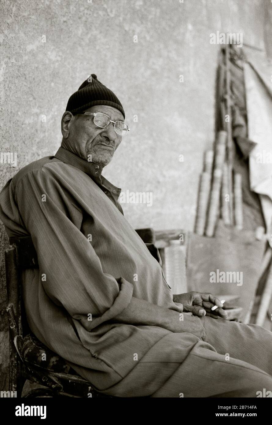 Fotografia di viaggio in bianco e nero - l'uomo egiziano nella città dei morti al Cairo in Egitto in Africa del Nord Medio Oriente Foto Stock