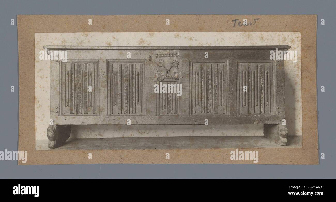 Lage kast of kist gedecoreerd met plantmotieven armadio basso o scatola decorata con motivi vegetali tipo oggetto: Immagine numero articolo: RP-F 00-8474 Iscrizioni / marchi: Marchio del collezionista, vero, stampato: 'Art Institute-Technical Education Gabriel Metsu Street No. 16 Amsterdam' Produttore : fotografo: Anonimo Data: CA. 1875 - ca. 1900 Materiale: Carta Tecnica: Opaco daglichtcollodiumzilverdruk dimensioni: Foto: H 70 mm × W 158 mm Oggetto: Petto, cupboardornamento ornamentale a cassettoni Foto Stock Lage kast of kist gedecoreerd met plantmotieven armadio basso o scatola decorata con motivi vegetali tipo oggetto: Immagine numero articolo: RP-F 00-8474 Iscrizioni / marchi: Marchio del collezionista, vero, stampato: 'Art Institute-Technical Education Gabriel Metsu Street No. 16 Amsterdam' Produttore : fotografo: Anonimo Data: CA. 1875 - ca. 1900 Materiale: Carta Tecnica: Opaco daglichtcollodiumzilverdruk dimensioni: Foto: H 70 mm × W 158 mm Oggetto: Petto, cupboardornamento ornamentale a cassettoni Foto Stock
