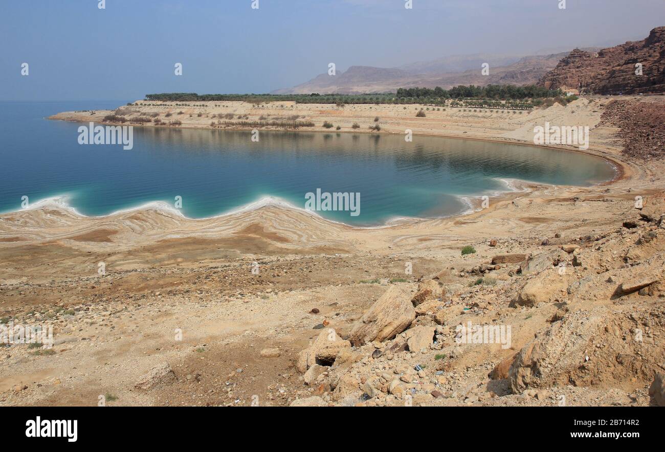 Baia blu del Mar Morto vicino a Wadi Mujib, la zona più bassa di elevazione terrestre sulla Terra, Giordania, Asia occidentale Foto Stock