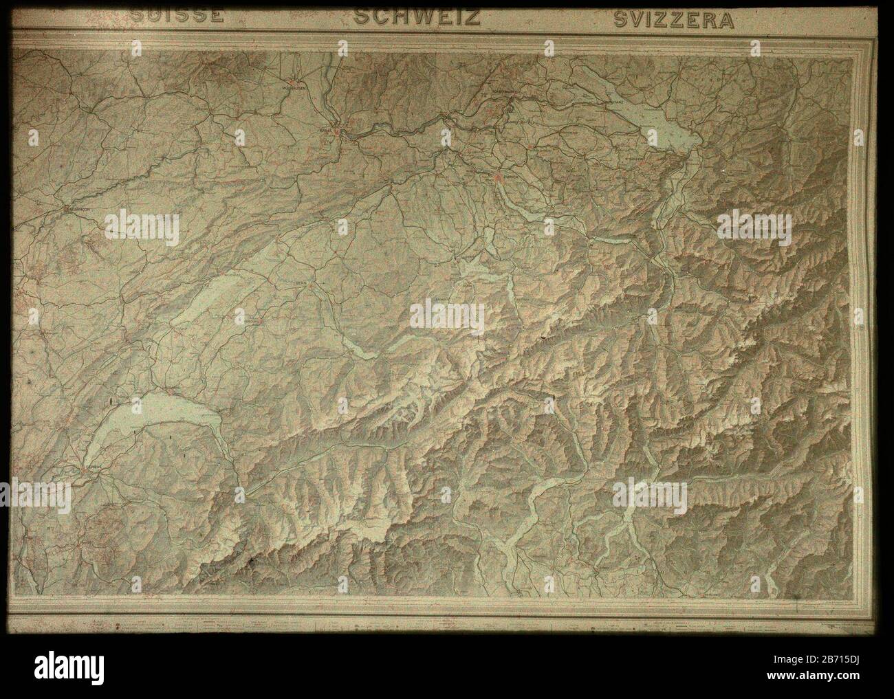 Landkaart van Zwitserland Mappa della Svizzera Tipo Di Proprietà: Lanterna di vetro foto colore diapositiva numero articolo: RP-F 2000-21-79 Produttore : fotografo Adolphe Burdet (nelle vicinanze) fotografo: Anonimo (attribuzione rifiutata) Luogo fabbricazione: Paesi Bassi Data: 1907 - 1930 caratteristiche Fisiche : vettura cromo materiale: Vetro Tecnica: Auto cromo / diapassief dimensioni: H 89mm × W 120 mmOnderwerp Foto Stock