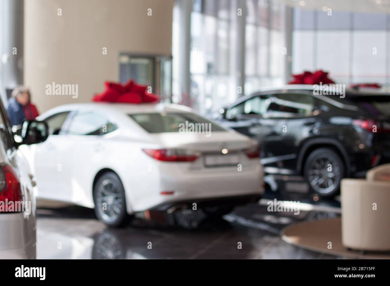 Russia, Izhevsk - 21 Aprile 2018: Showroom Lexus. Vetture nuove presso lo showroom del concessionario. Veicoli moderni e prestigiosi. Da utilizzare come sfondo. Foto Stock