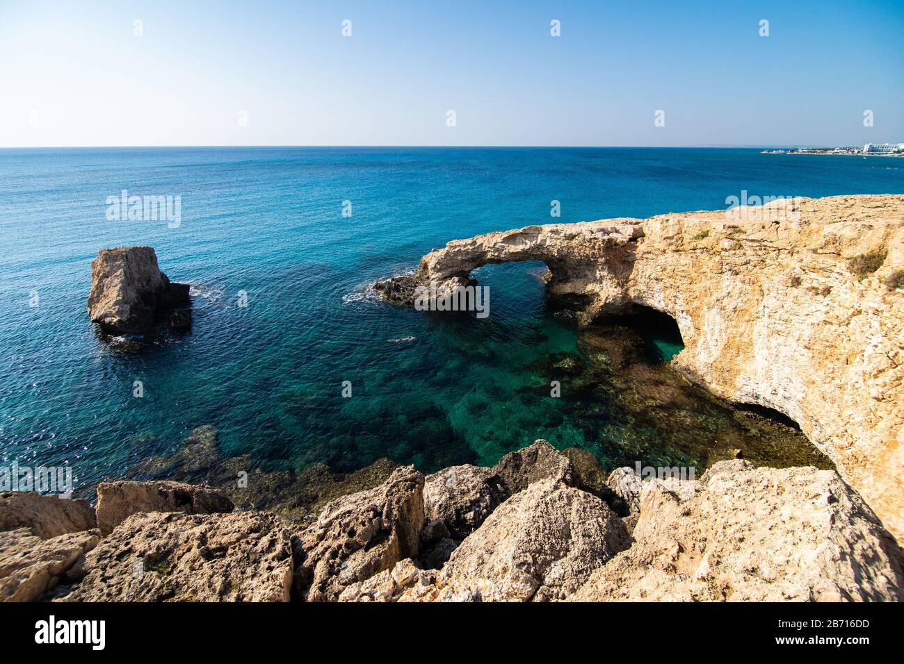 Il ponte d'amore o ponte d'amore una delle più belle attrazioni turistiche di Ayia Napa, Cipro Foto Stock