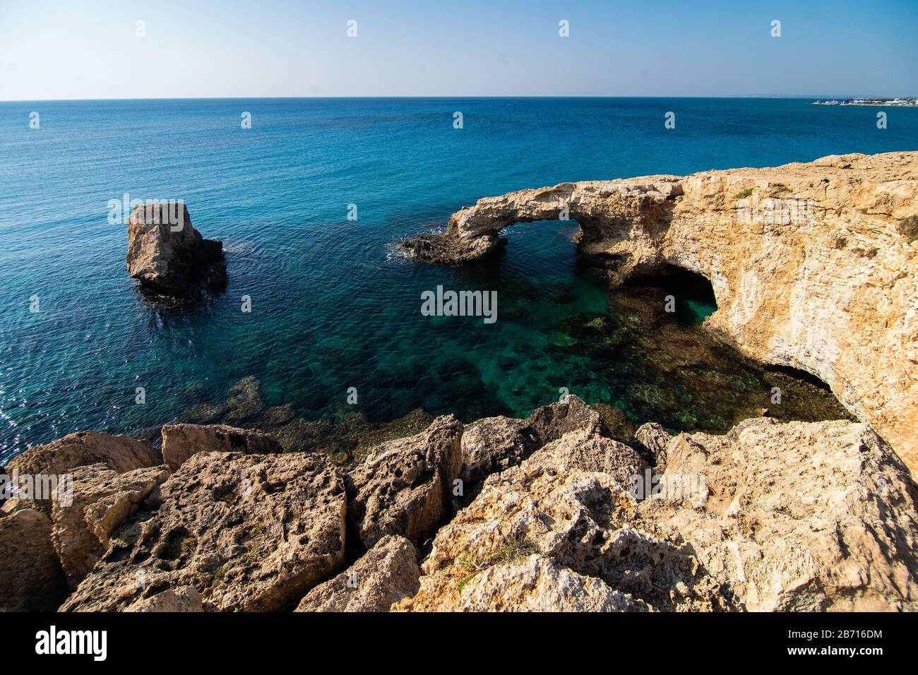 Il ponte d'amore o ponte d'amore una delle più belle attrazioni turistiche di Ayia Napa, Cipro Foto Stock