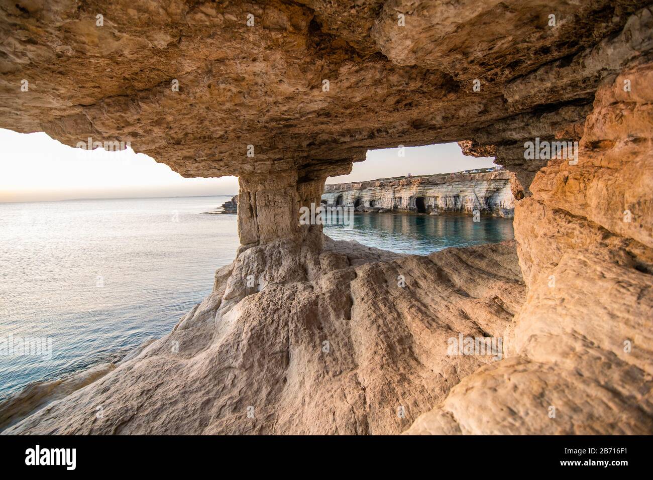 Grotte marine nel parco nazionale di Capo Greko vicino ad Ayia Napa e Protaras sull'isola di Cipro Foto Stock