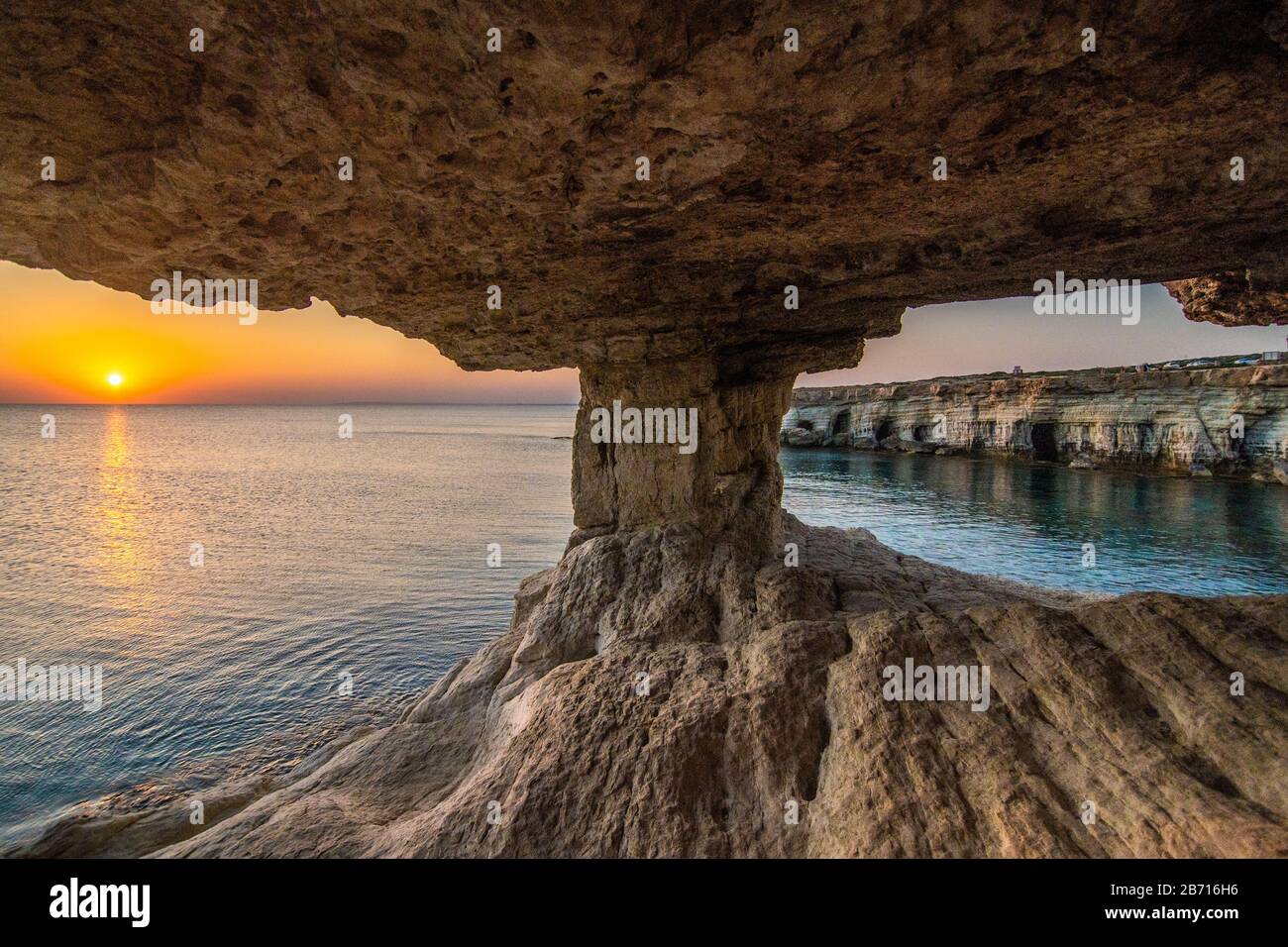 Grotte marine nel parco nazionale di Capo Greko vicino ad Ayia Napa e Protaras sull'isola di Cipro Foto Stock