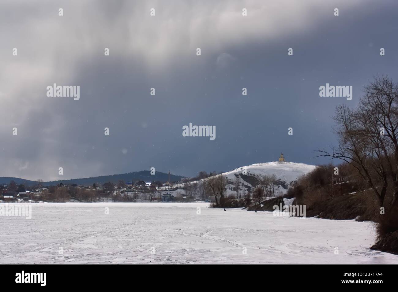 Vista della città Congelato stagno dal lungomare. Nizhny Tagil nella Regione di Sverdlovsk in Russia. Foto Stock