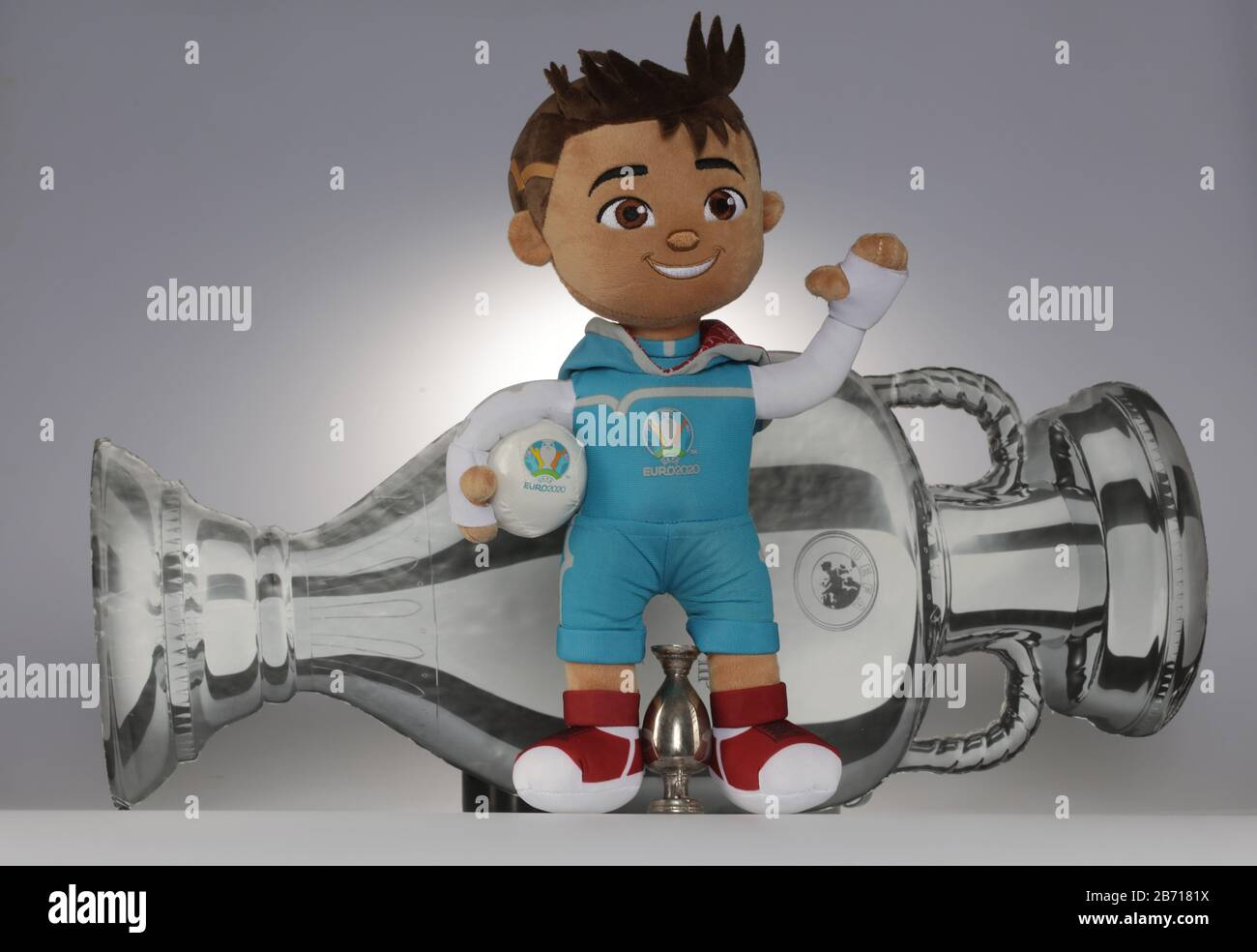 Skillzy è la mascotte di euro 2020 immagini e fotografie stock ad alta  risoluzione - Alamy