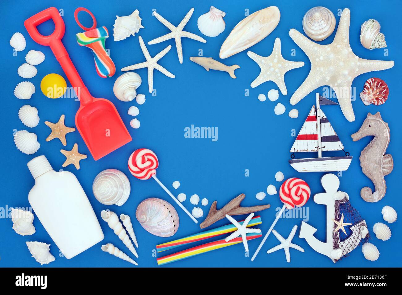 Estate spiaggia e mare oggetti e simboli con conchiglie, giocattoli,  caramelle rock e crema solare di protezione lozione. Concetto a tema per le  vacanze estive su blu Foto stock - Alamy