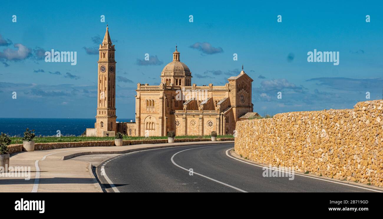 La Chiesa di TA Pinu a Gozo è un famoso punto di riferimento sull'isola Foto Stock