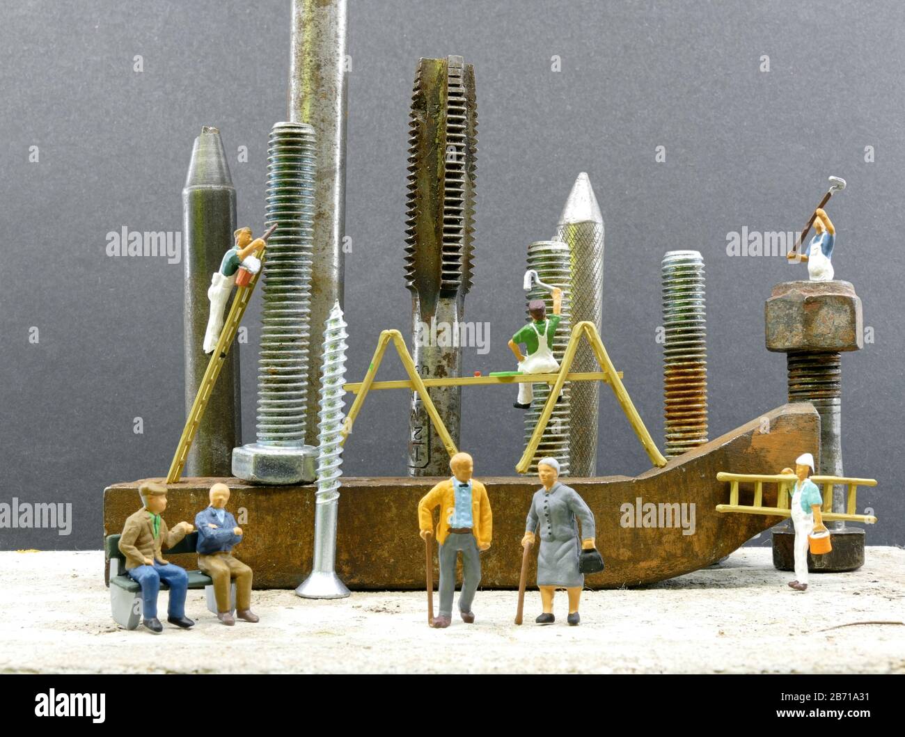 Mini piccole figure in miniatura.Naturist su una spiaggia in vacanza con centrotavola adesivi .sfondo bianco Foto Stock