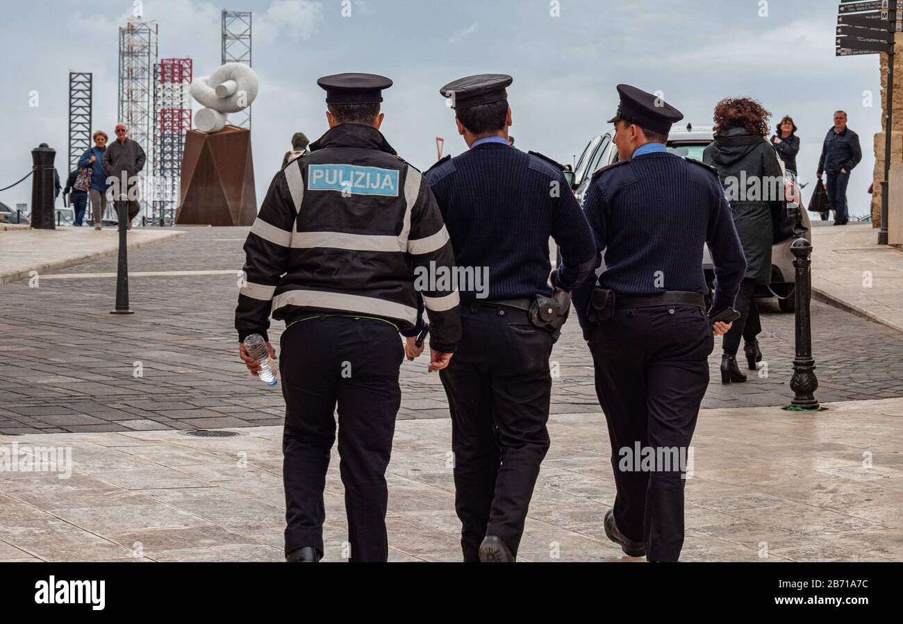 Funzionari di polizia nella città di Valletta Malta - MALTA, REPUBBLICA DI MALTA - 5 MARZO 2020 Foto Stock