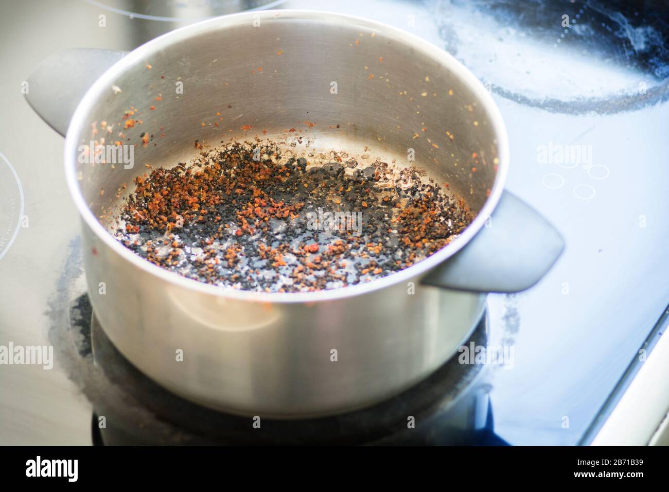 Vaso bruciato vuoto con fondo nero e rosso Foto Stock