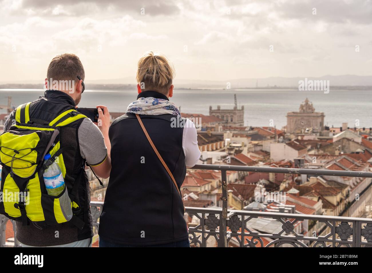 Lisbona, Portogallo - 2 marzo 2020: Turisti che guardano la vista da Elevador de Santa Justa. Arco da Rua Augusta sullo sfondo. Foto Stock