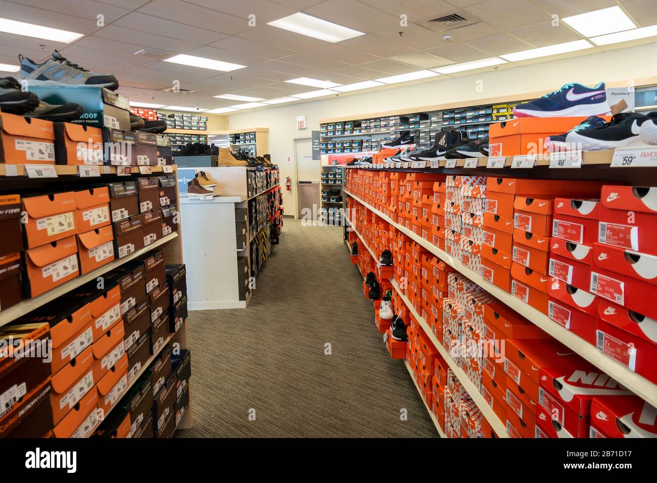 Interno del Famoso negozio di scarpe Footwear che mostra scatole di scarpe atletiche in mostra. STATI UNITI Foto Stock
