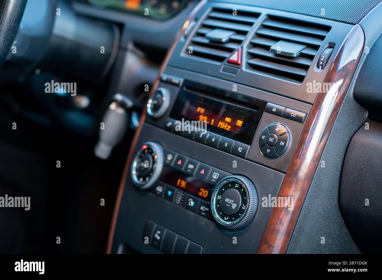 Termometro per cruscotto auto immagini e fotografie stock ad alta  risoluzione - Alamy