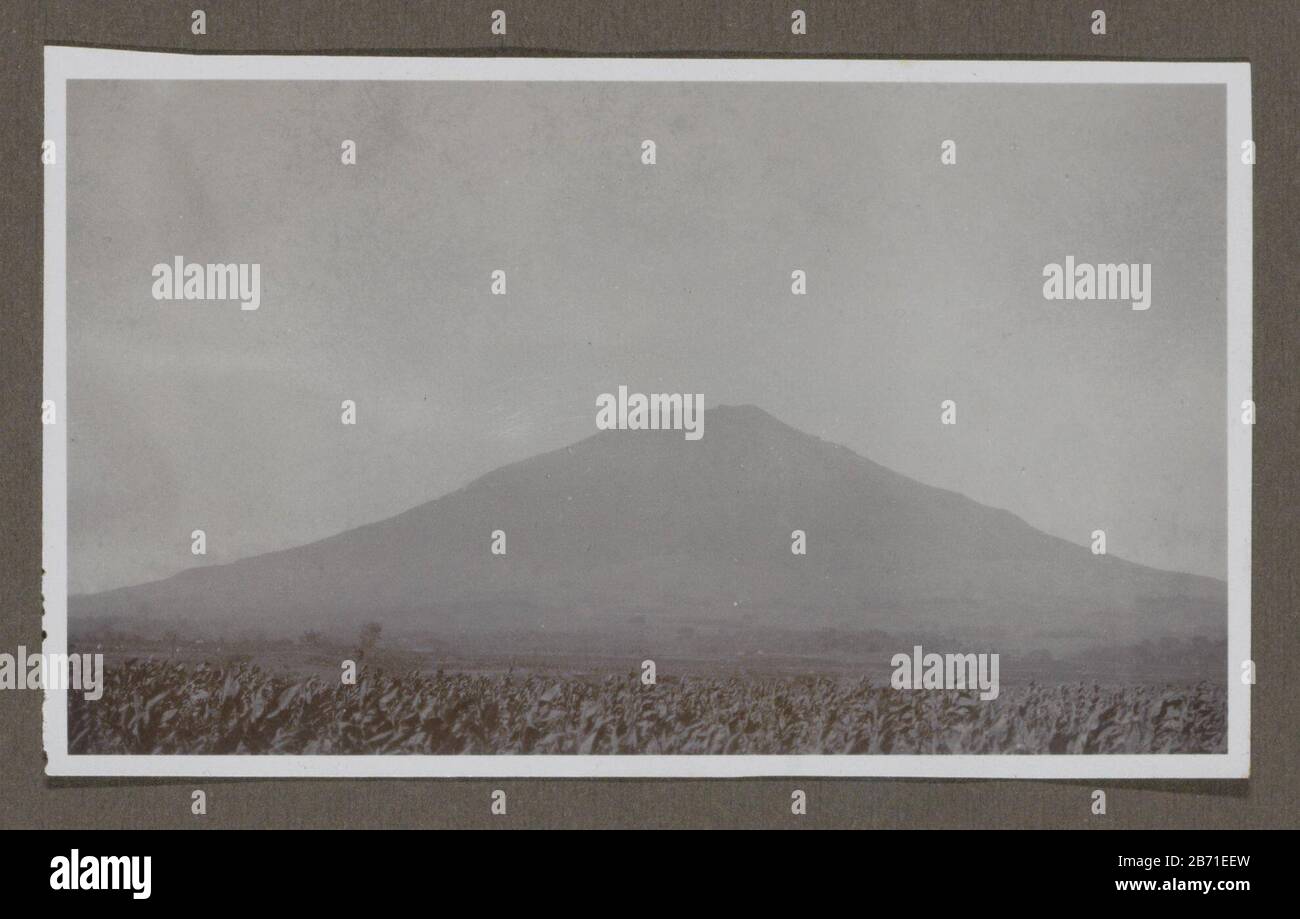 Landschap ha incontrato een vulkaan Parte di Album di Famiglia Olandese-Indië. Produttore : fotografo: Anonimo Data: 1920 - 1930 caratteristiche Fisiche: Gelatina argento materiale di stampa: Carta Tecnica: Gelatina argento stampa dimensioni: H 65 mm × W 107 mm Oggetto: Vulcano dove: Dutch East Indies Foto Stock