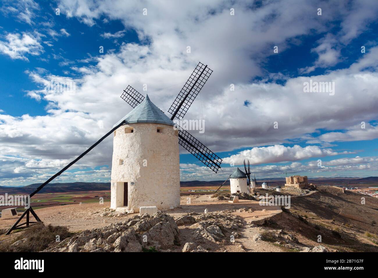 La Mancha vista. I mulini a vento di Don Quixote. Consuegra, Spagna. Foto Stock