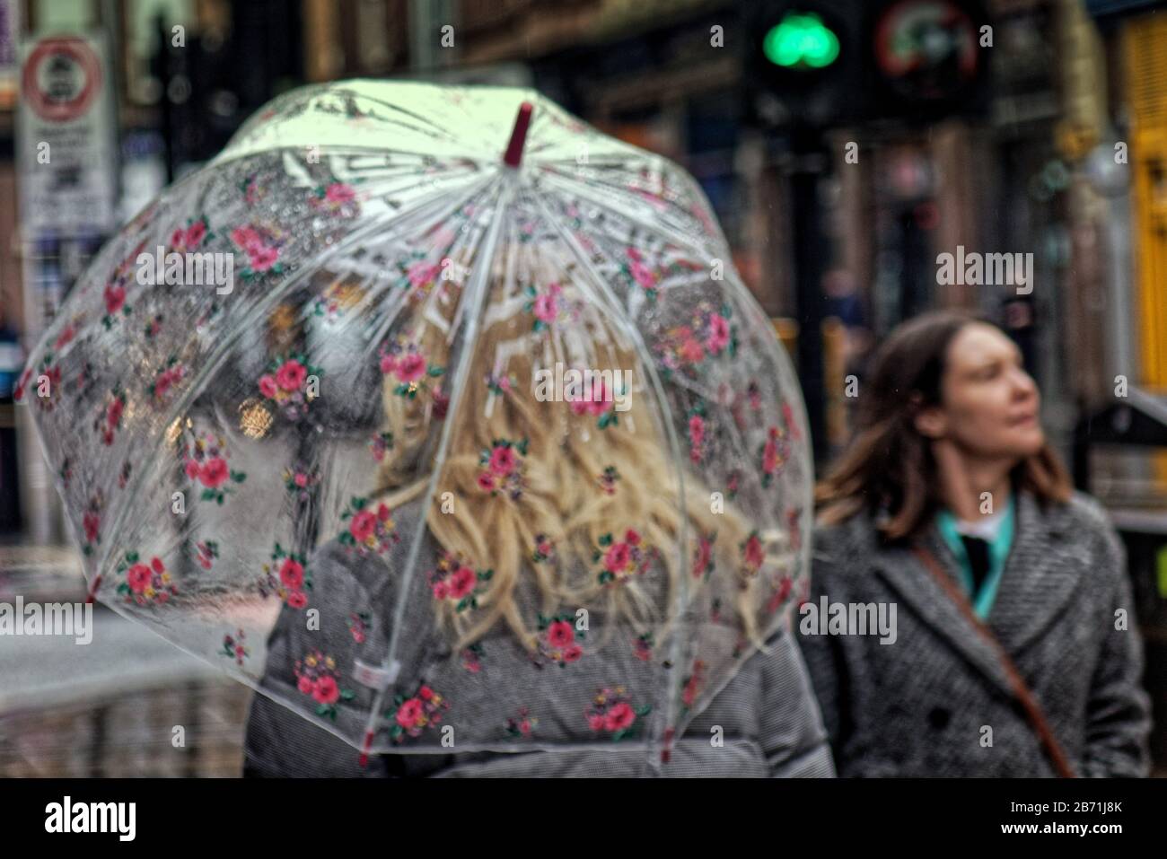 Glasgow, Scotland, UK, 12th March, 2020: UK Weather: Piovere nel centro della città ha portato fuori ombrelloni e maschere facciali. Copywrite Gerard Ferry/ Alamy Live News Foto Stock