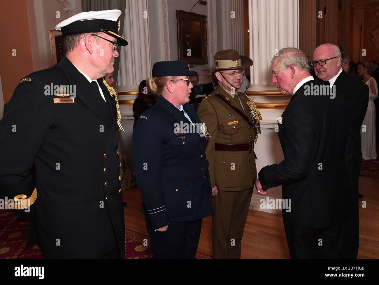 Il Principe del Galles incontra gli ospiti in una cena presso la Mansion House di Londra in aiuto del soccorso australiano e dello sforzo di recupero ospitato dal Signore Sindaco della Città di Londra e dall'Alto Commissario per l'Australia. Foto Stock