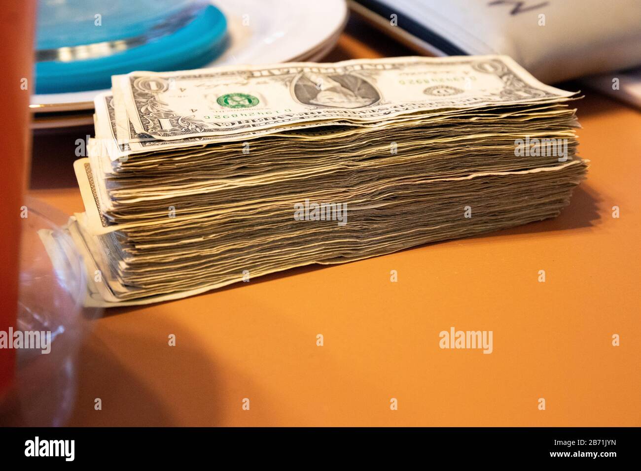 Piccola pila di carta moneta statunitense. Foto Stock