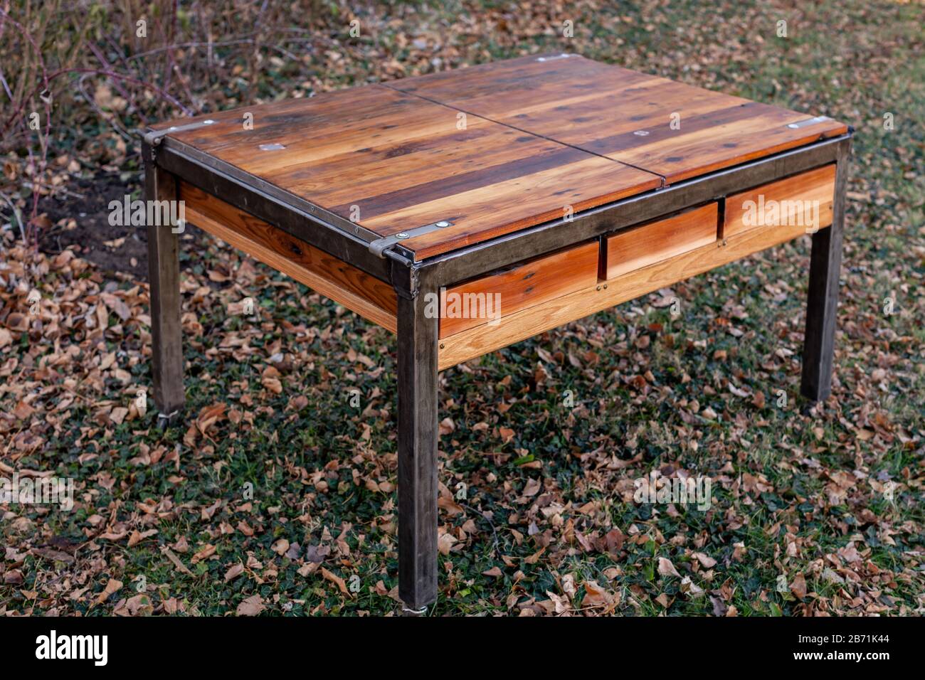 Un tavolino fatto in casa. Foto Stock