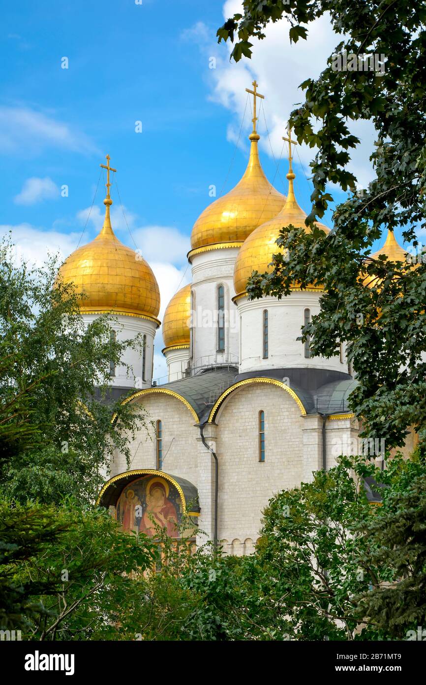 Chiesa cristiana ortodossa con cupole dorate all'interno dei giardini del Cremlino a Mosca Foto Stock