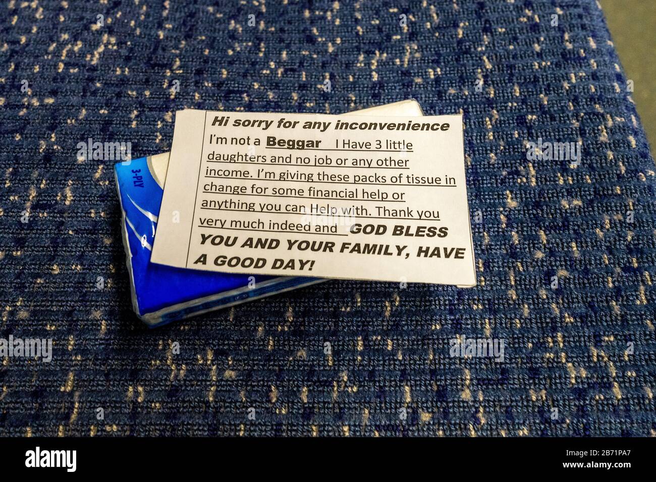 Tissue Beggars - Tissue Mendicante sui Treni britannici vicino a Londra. Lasciare un piccolo oggetto sui posti vacanti e una nota per chiedere una donazione. Foto Stock