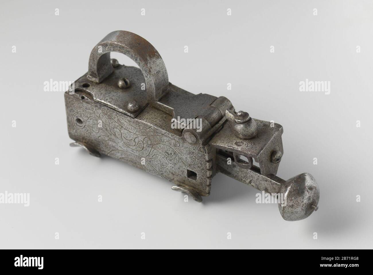 Een langwerpig hangslot incontrato geëtste bloemen, ha incontrato sleutel. Dimensioni: H 11,5 cm. × b 9,5 cm. × d 15 cm. Foto Stock