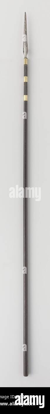 LAN van het wapenrek door Indische grotten geschonken aan Gouverneur-Generaal JC baron Baud Ronde houten schacht, met aan de bovenzijde een omhulsel van gevlochten ijzerdraad, en met drie koperen/ijzeren banden, om de holle zwartverfde schacht. Brea kling die uitloopt in ronde punt. Produttore : Plaats manufacturing: Java Dating: CA. 1800 - ca. 1900 Materiale: Hout ijzer Techniek: Snijden / smeden / vlechten dimensioni: Geheel: L 231 cm. ToelichtingGouverneur-Generaal Data: 1833 - 1835Wie: Jean Chrétien baron Baud Foto Stock