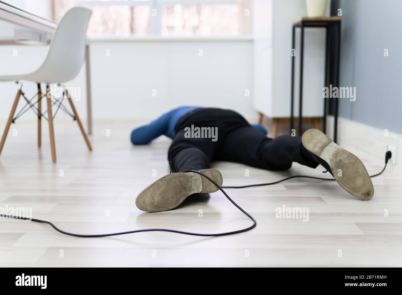 Una Vista Elevata Dell'Uomo Inciampa Con Un Cavo Elettrico Foto Stock