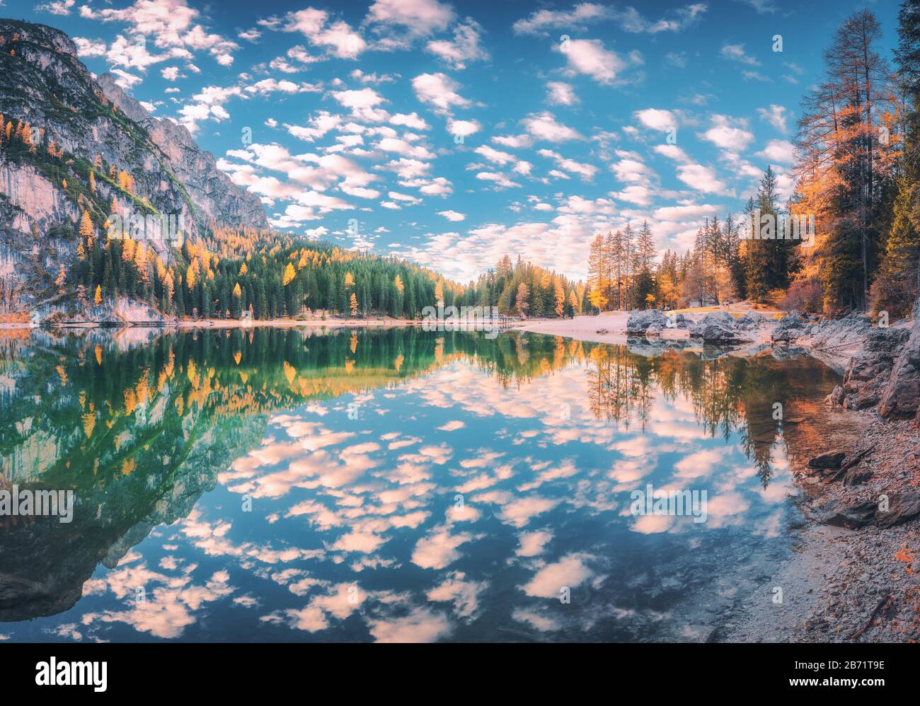 Bella riflessione nel lago di Braies all'alba in autunno Foto Stock
