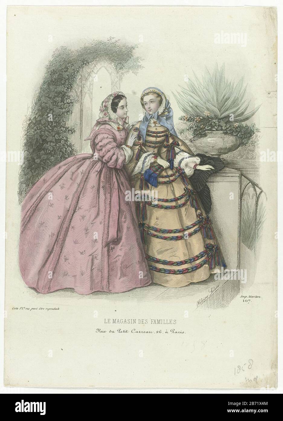 Le Magasin des Familles, 1858, No 107 Due donne in abiti estivi. Lasciato un abito con gonna completa e mamelukkenmouwen. Un abito orizzontale a destra decorato con corde intrecciate multicolore che terminano in cravatta con nappine. Maniche larghe e maniche soffiato sotto. Accessori: Fanchon decorato con fiori, brooches, bracciali, guanti corti, ventilatore (?). Sono in un vaso di fase. La stessa foto è utilizzata nella rivista di moda Journal des Jeunes Personnenes marzo 1858. Stampa la rivista di moda le Magasin des Familles (settembre 1849 - luglio 1878). . Produttore : alla progettazione: Heloise Leloir-Colin (listed Foto Stock