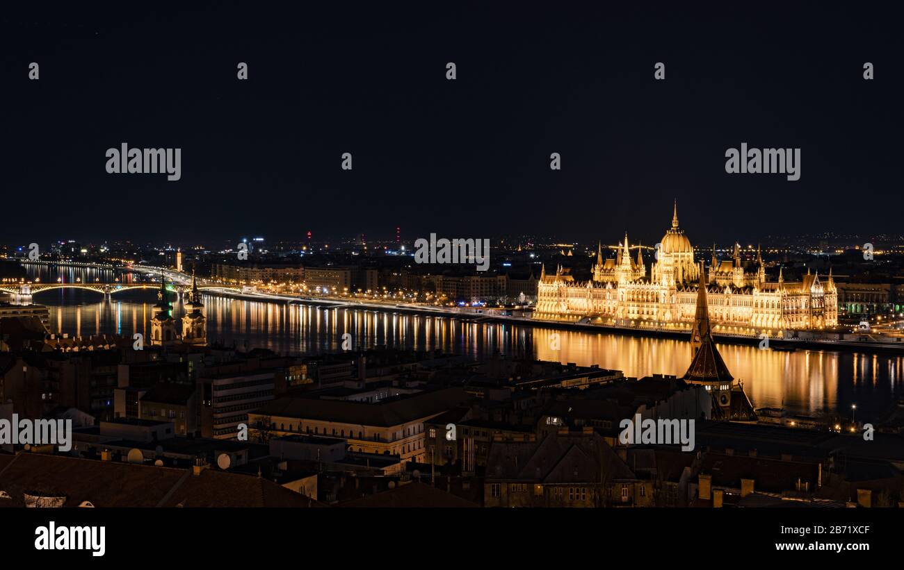 Parlamento di Budapest di notte (Panorama) Foto Stock