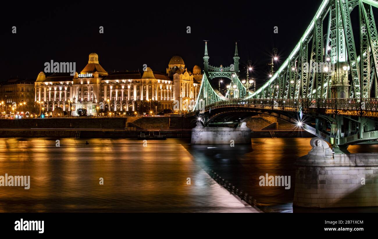 Ponte di Budapest di notte Foto Stock