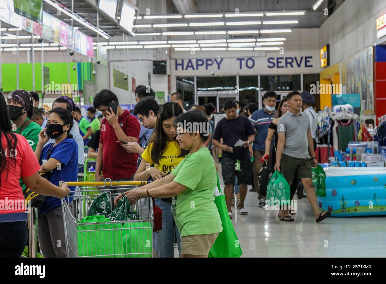 Quezon, Filippine. 12th Mar, 2020. Acquirenti di panico dopo l'annuncio che Metro Manila deve essere messo in blocco a causa dei casi di aumento di coronavirus nella città di Quezon, Filippine Giovedi, 12 marzo 2020 il presidente Rodrigo Duterte ha annunciato una comunità di misure di quarantena o blocco della capitale della città il 15 marzo, 2020 per arrestare la diffusione di coronavirus o COVID-19. (Foto Di Mary Grace Catin/Pacific Press/Sipa Usa) Credit: Sipa Usa/Alamy Live News Foto Stock