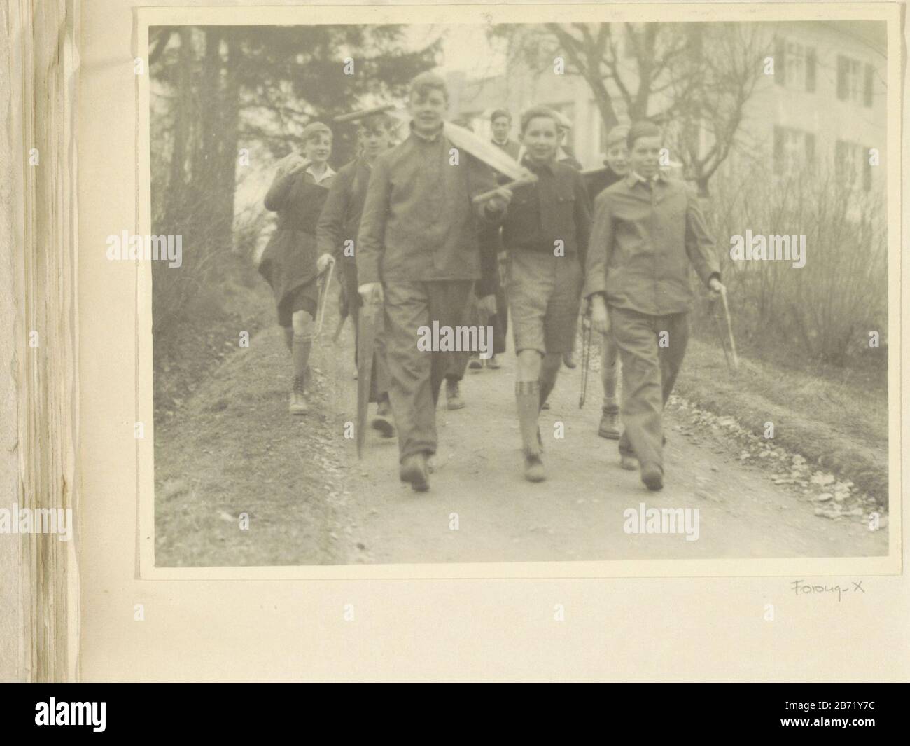 Leerlingen van Schule Schloss Salem op weg naar het houtzagen Parte dell'album Schule Schloss Salem. Produttore : fotografo: Anonymous place manufacturing: Salem Dating: CA. 1929 caratteristiche Fisiche : gelatina argento materiale di stampa: Carta Tecnica: Gelatina argento dimensioni di stampa: Foto: H 179 mm × W 238 mm Oggetto: Onderwijssegare (processo industriale) Dove: SalemWie: Schule Schloss Salem Foto Stock