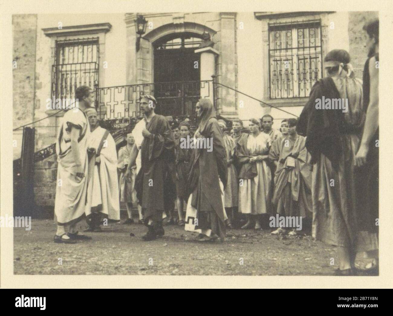 Leerlingen van Schule Schloss Salem tijdens een dramatische uitvoering Part Of Album Schule Schloss Salem. Produttore : fotografo: Anonymous place manufacturing: Salem Dating: CA. 1929 caratteristiche Fisiche: Gelatina argento materiale di stampa: Carta Tecnica: Gelatina argento dimensioni di stampa: Foto: H 84 mm × W 113 mm Soggetto educazione spettacolo storico costume teatro, spettacolo teatrale dove: SalemWie: Schule Schloss Salem Foto Stock