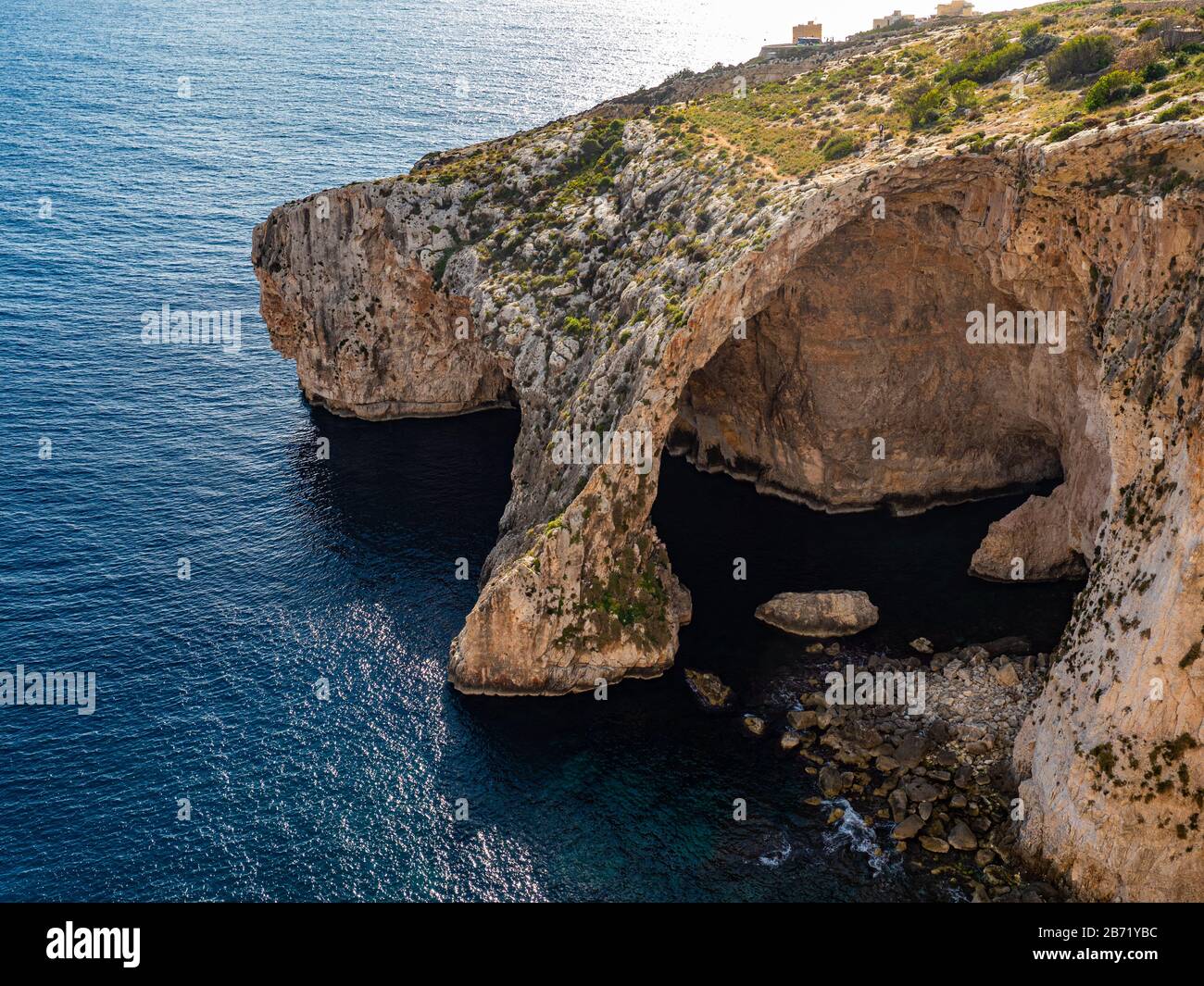 Incredibile acqua blu alla Grotta Azzurra di Malta Foto Stock
