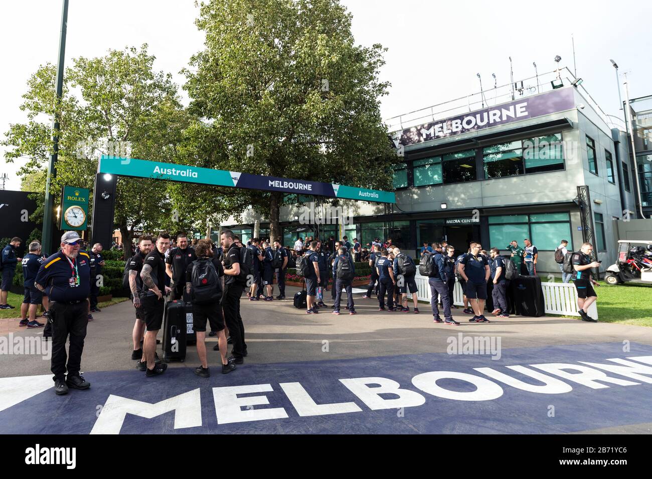 Melbourne, Australia . 13 Marzo 2020. Formula Uno, Gran Premio D'Australia, Practice Day; Le Squadre Aspettano Di Entrare Nei Box Credit: Action Plus Sports Images/Alamy Live News Foto Stock