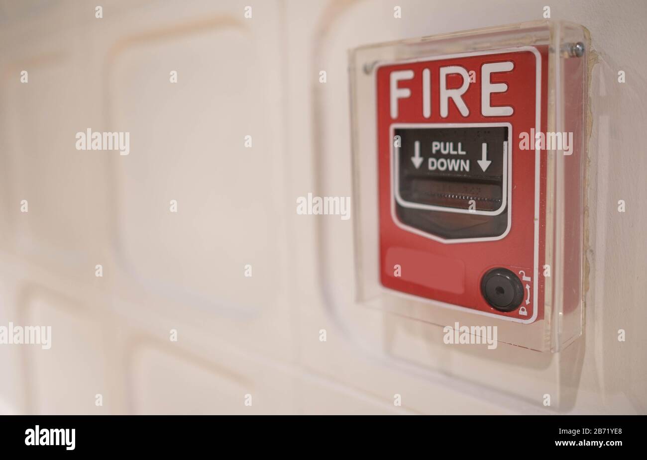 Allarme antincendio sulla parete della metropolitana alla stazione della metropolitana, impianto antincendio per emergenza. Spia rossa dell'interruttore dell'allarme antincendio e scarico c Foto Stock