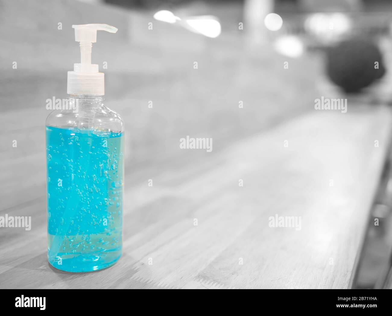 Flacone con gel imbevuto di alcool o disinfettante per mani per il lavaggio della mano in ospedale o in aree pubbliche. Infezione da coronavirus o prevenzione dell'epidemia di COVID-19 tutti gli aroun Foto Stock